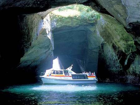 Gruta de Tensodo, na praia de Dogashima.