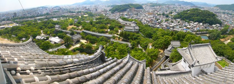 O Castelo de Himeji, Japão: vista panorâmica com a cidade ao fundo.