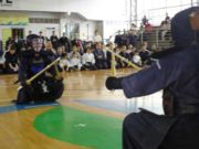 Praticantes de Kenjutsu prontos para iniciar treino de luta