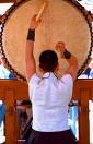 percussionista tocando taiko