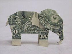 Um elefante a partir duma nota de dólar.